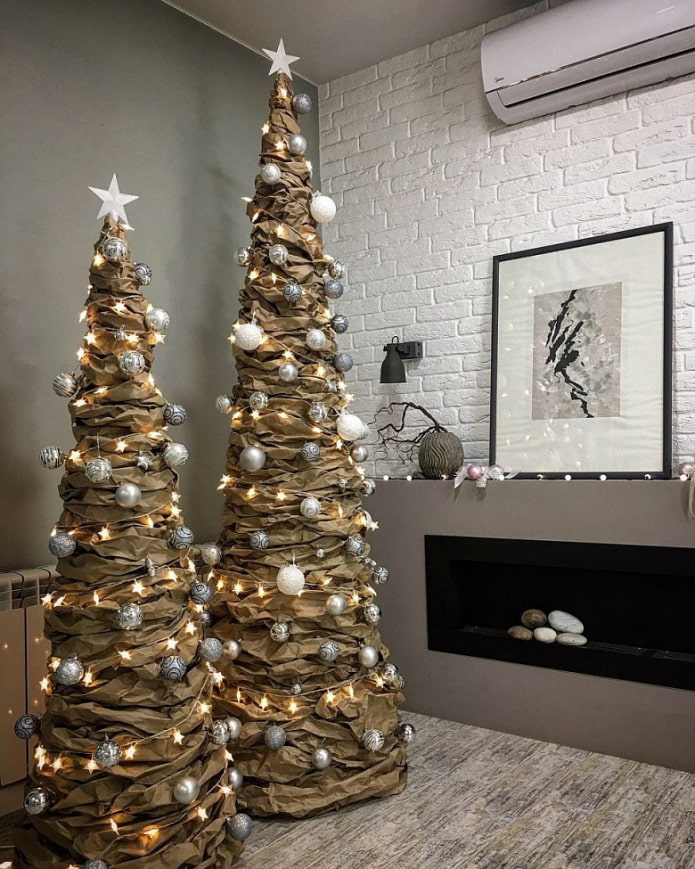 Vianočné stromčeky vyrobené z kraftového papiera