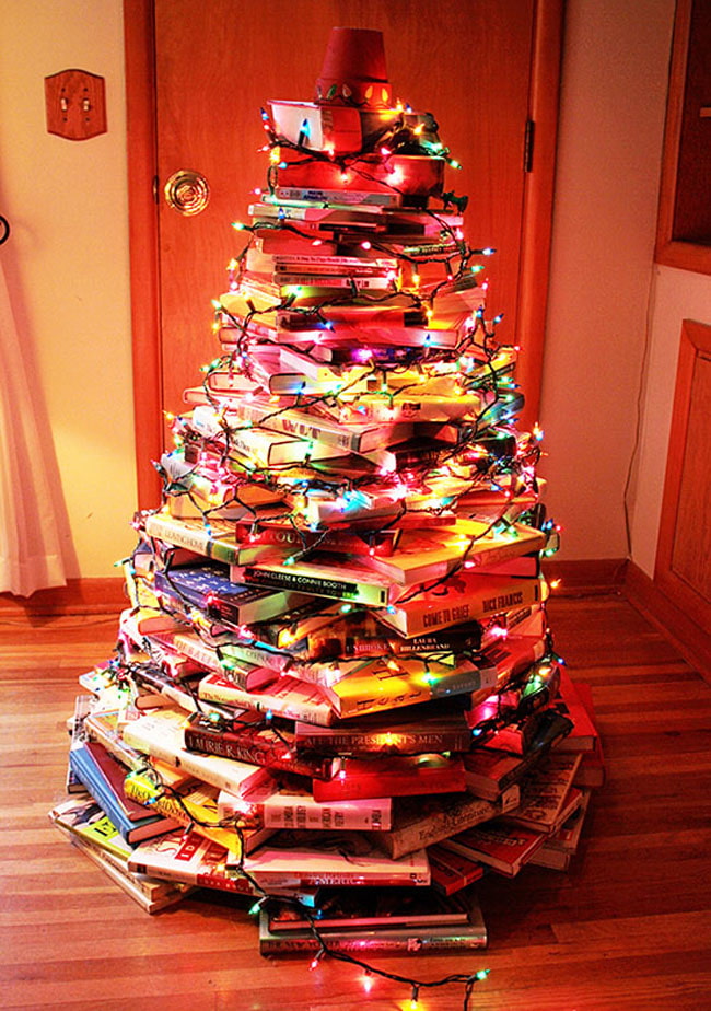 شجرة عيد الميلاد مصنوعة من كتب مع أكاليل