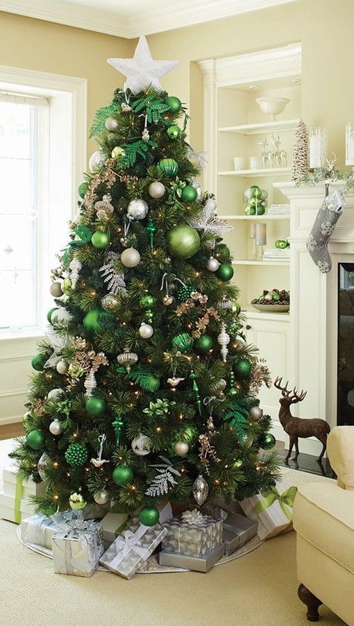 עץ חג המולד בגוונים ירוקים