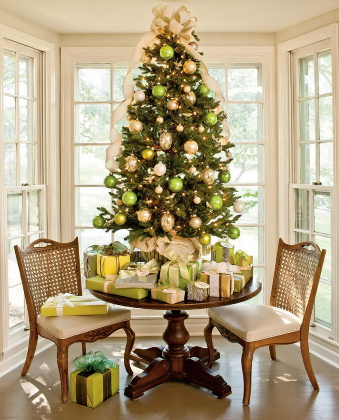 شجرة عيد الميلاد بألوان صفراء وخضراء