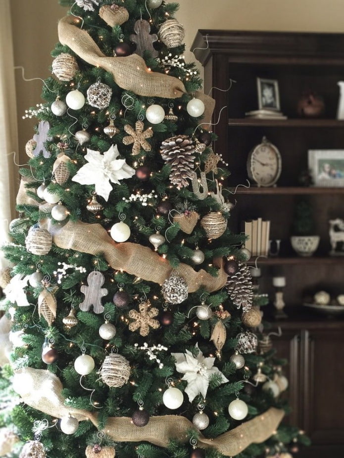 Vánoční strom v hnědých tónech