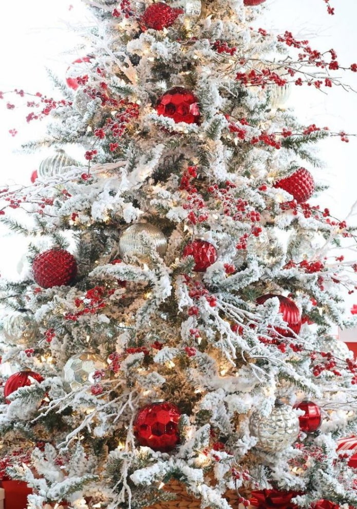 עץ חג המולד עם ענפי פירות יער
