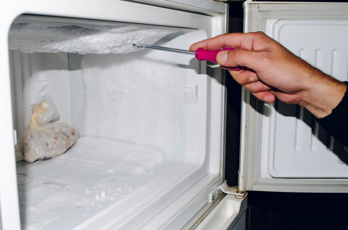 tritare il ghiaccio nel congelatore