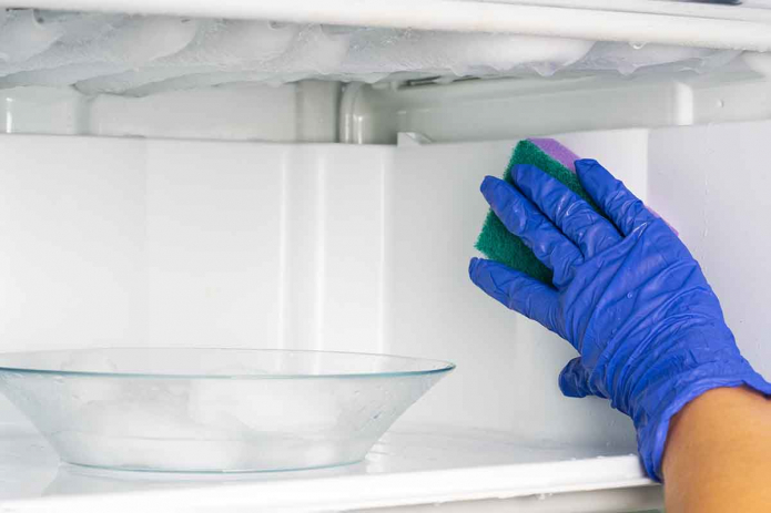 rửa tủ lạnh sau khi rã đông