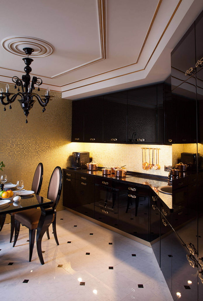 златни стени в кухнята от мозайки