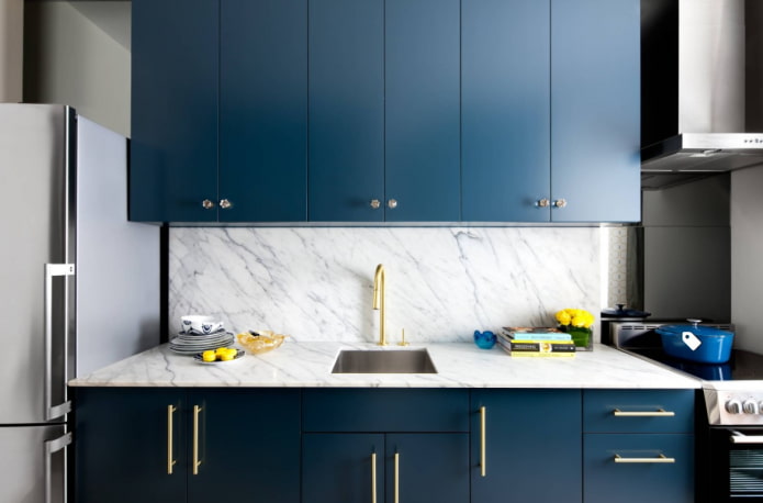 cucina blu con oro