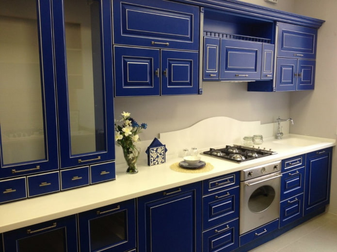 mėlyna virtuvė su patina