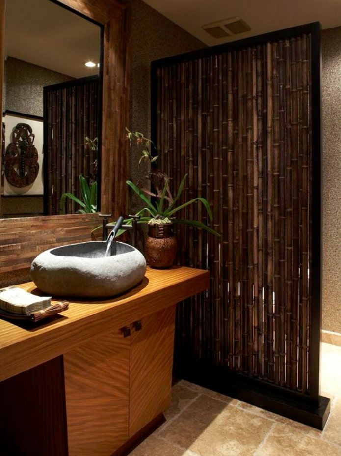zone de bain avec des tiges de bambou