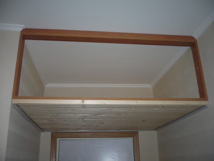 onderkant van de tussenverdieping van hout