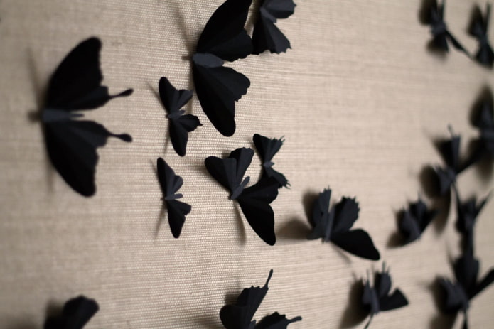 juodi drugeliai ant sienos