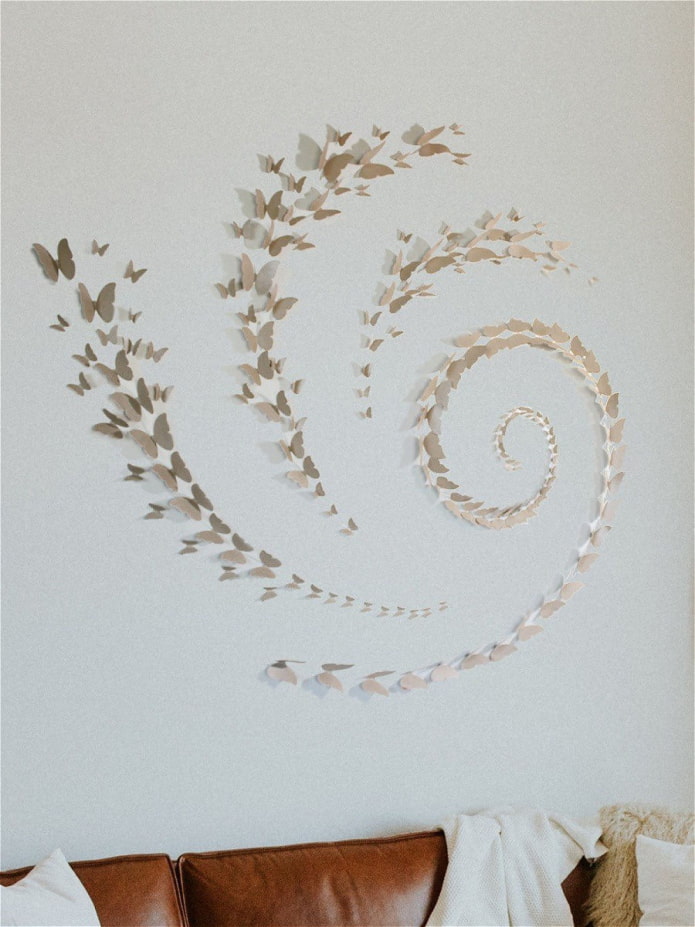 spiraal van vlinders aan de muur