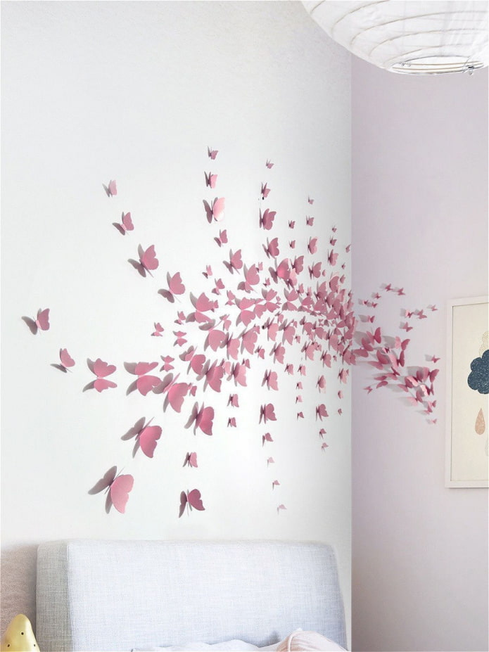 perhosia kahdella seinällä