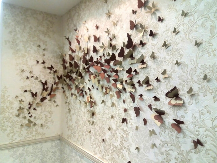 motýli na přilehlých zdech