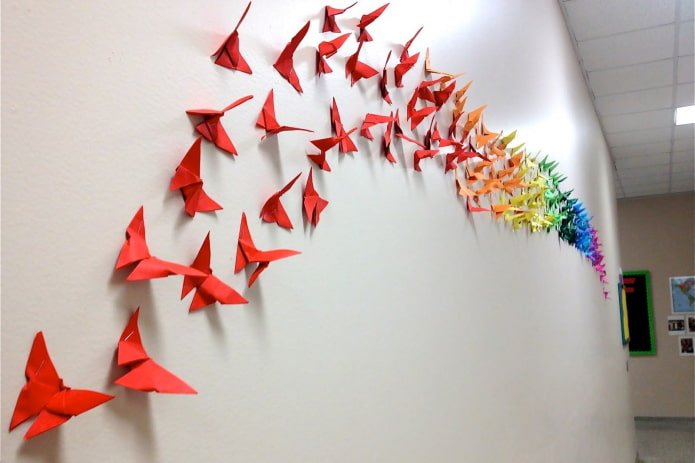 papillons en origami sur le mur