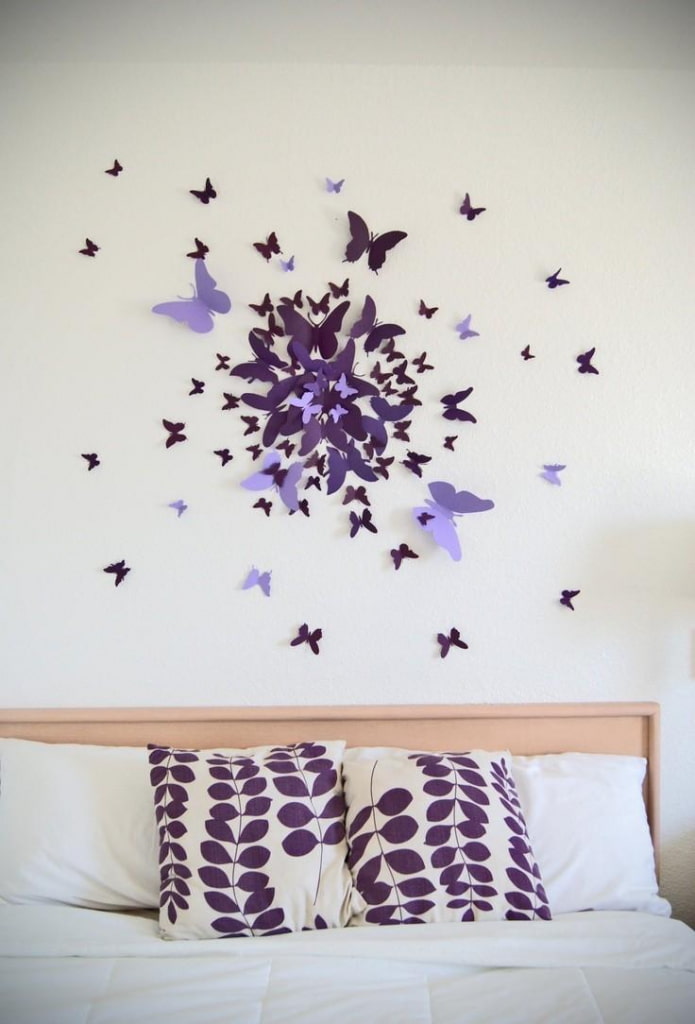 papieren vlinders boven het bed
