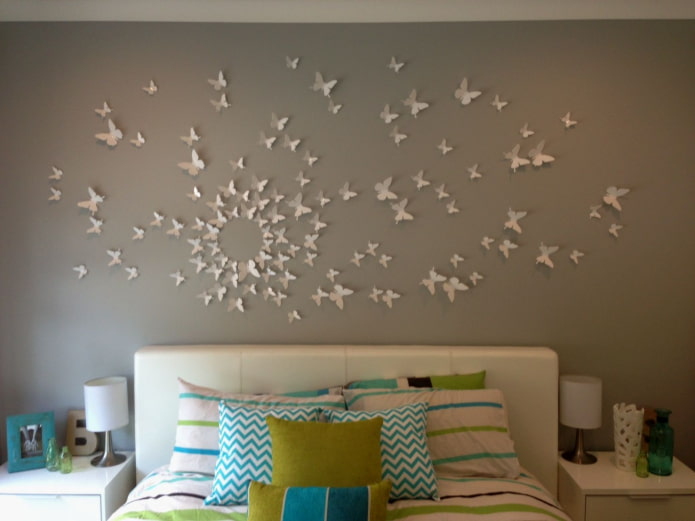 bir daire içinde duvardaki kelebekler