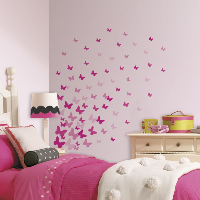 motýlí samolepky v dětském pokoji
