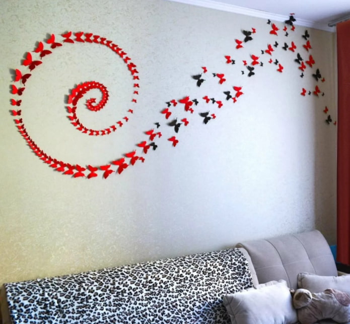 spirala motyli na ścianie