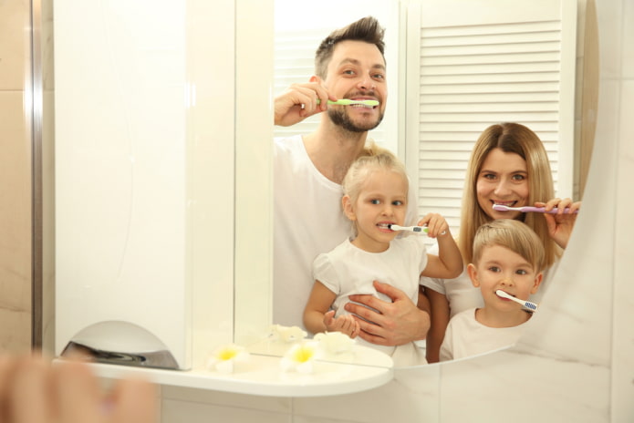 цялото семейство си мие зъбите