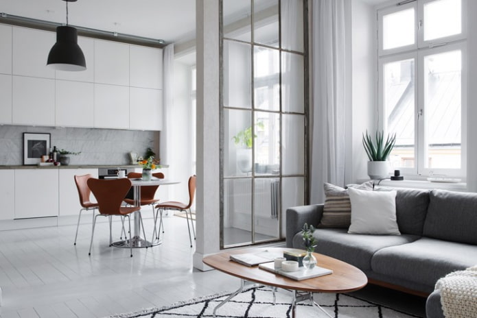 kuchyň-obývací pokoj se skleněnou přepážkou