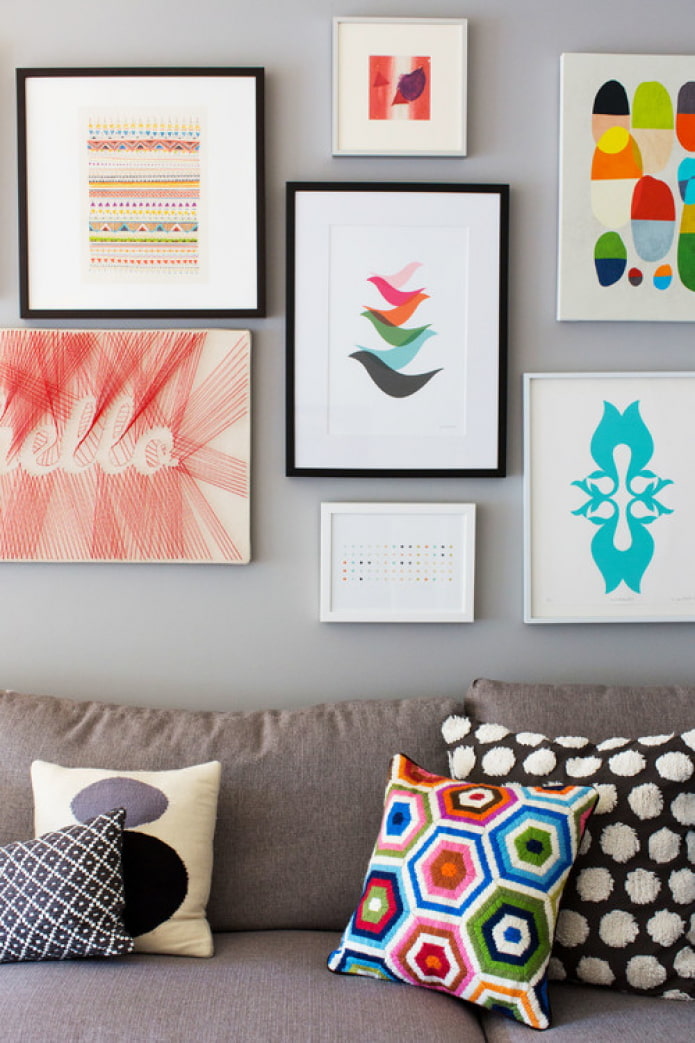 barevné obrázky v obývacím pokoji