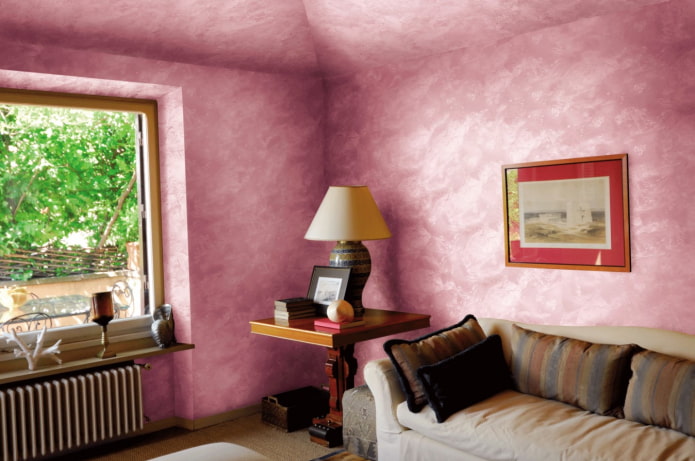 vaaleanpunaiset seinät ja katto