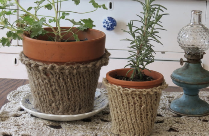 pot à décor tricoté