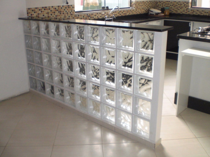 blocuri de sticlă transparentă în bucătărie
