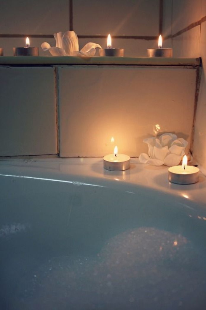Kaarsen in de badkamer