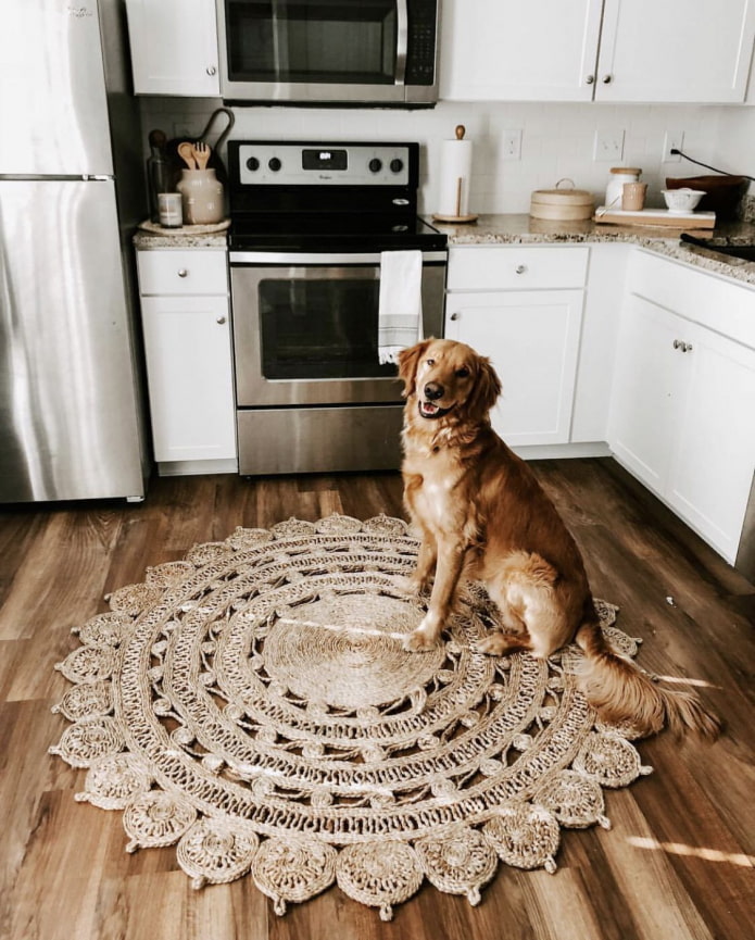 gebreid tapijt in de keuken