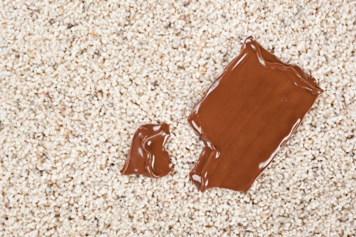 nuimkite šokoladą nuo kilimo