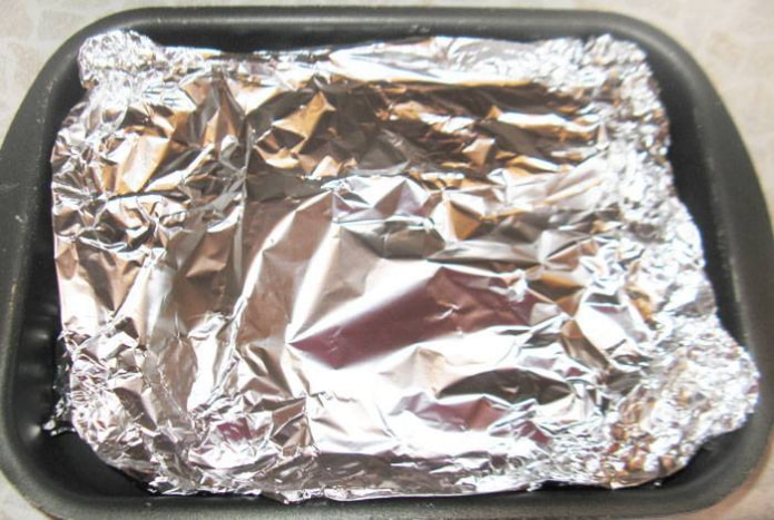 paper d’alumini sobre un paper de forn