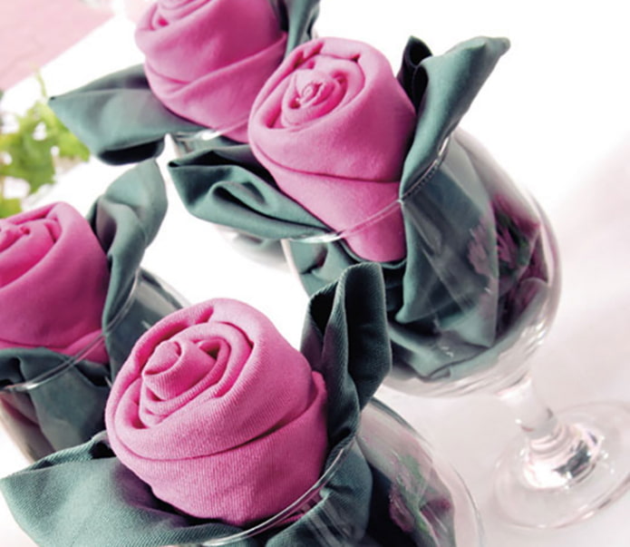 Rožės iš audinių servetėlių