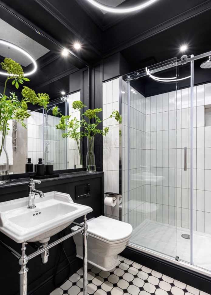 Melnbaltā vannas istaba ar krāsu un flīzēm