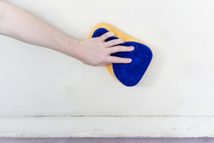 netejant la paret amb una esponja suau