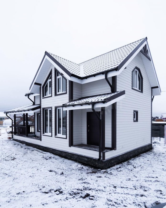 karkasa māja ziemā