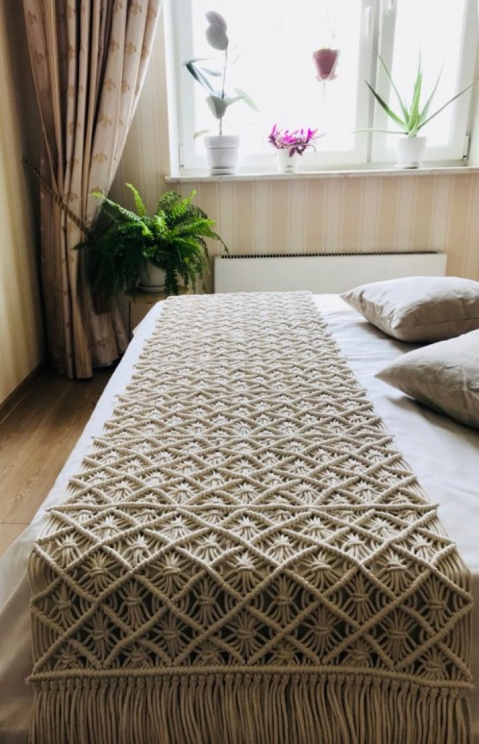 μια κουβέρτα σε κρεβάτι macrame