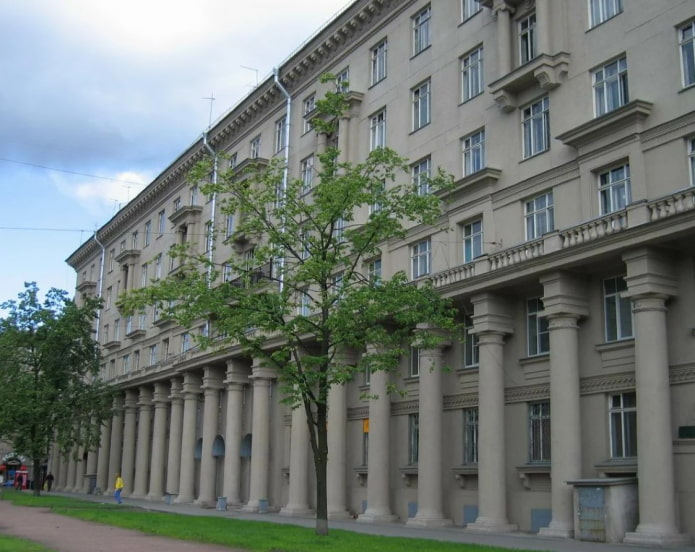 Clădire rezidențială stalinistă
