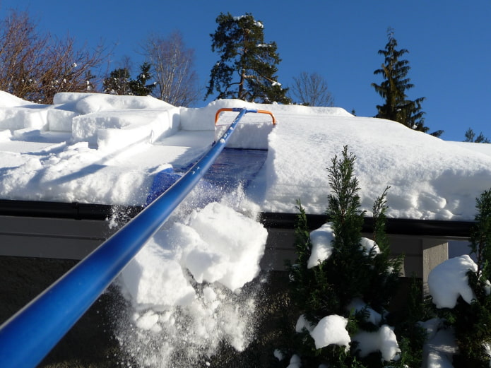 Sniega tīrīšana ar skrāpi