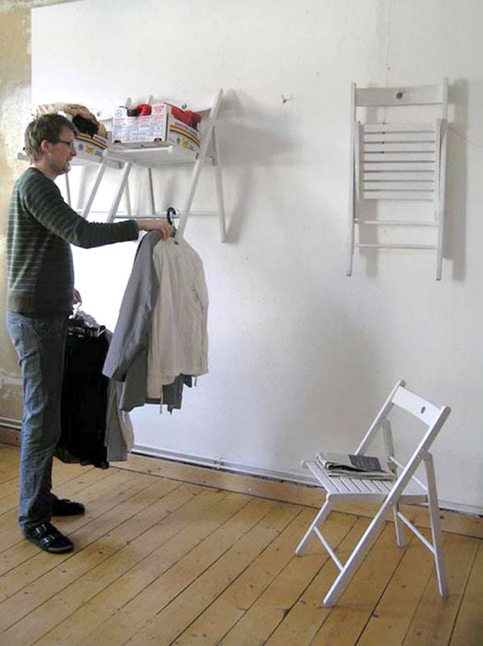 Åben garderobe med stole