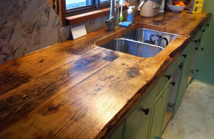 سطح طاولة خشب