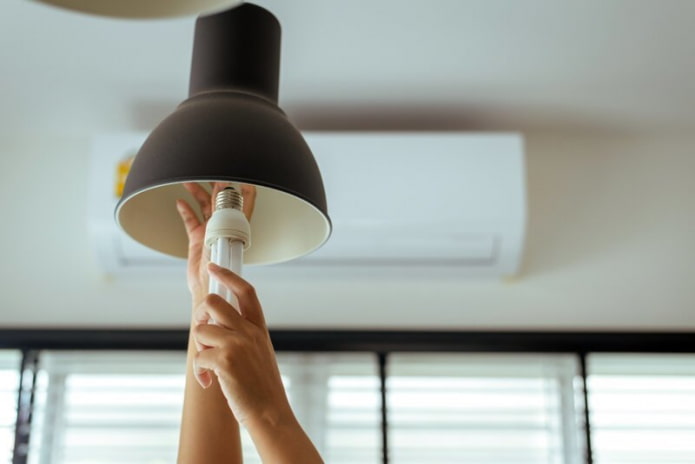 sostituire una lampadina in un lampadario