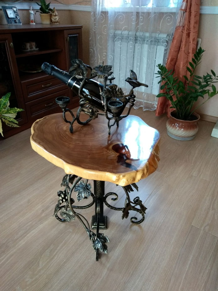 kovaný stôl s doskou