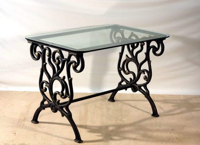 stół z kutego żelaza ze szkłem