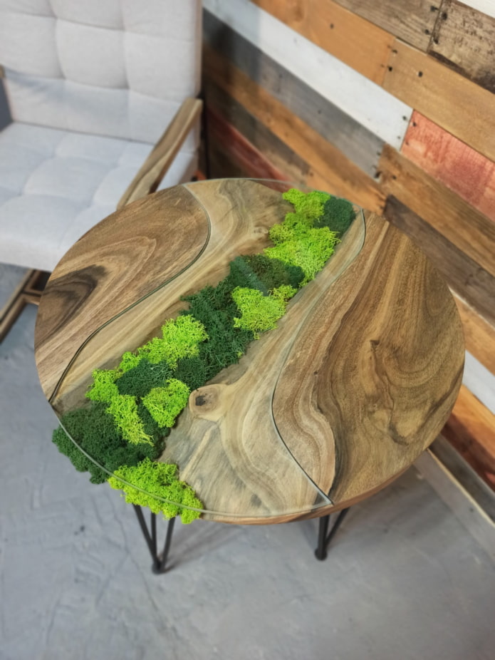stół z płyty ozdobiony mchem