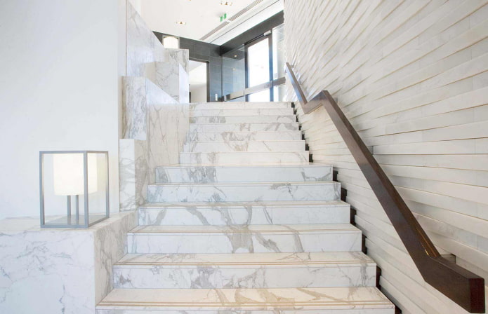 bílé mramorové schodiště