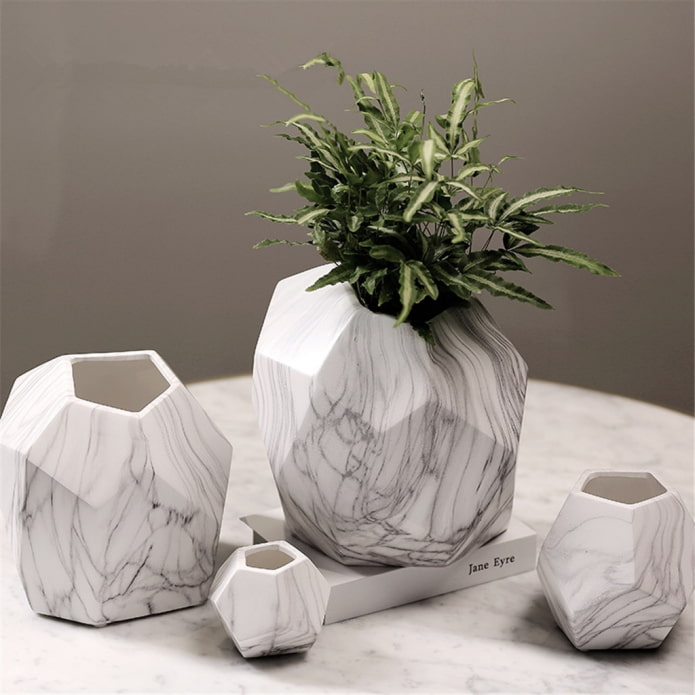 vaso con struttura in marmo
