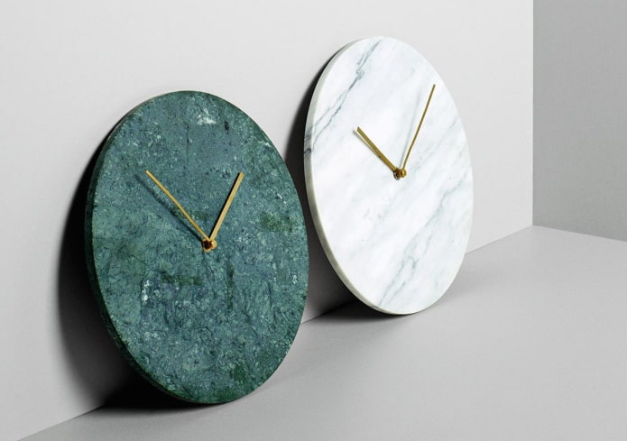 marmora sienas pulkstenis