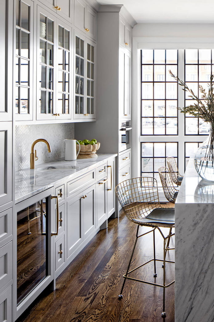 grå køkken med marmor bordplade