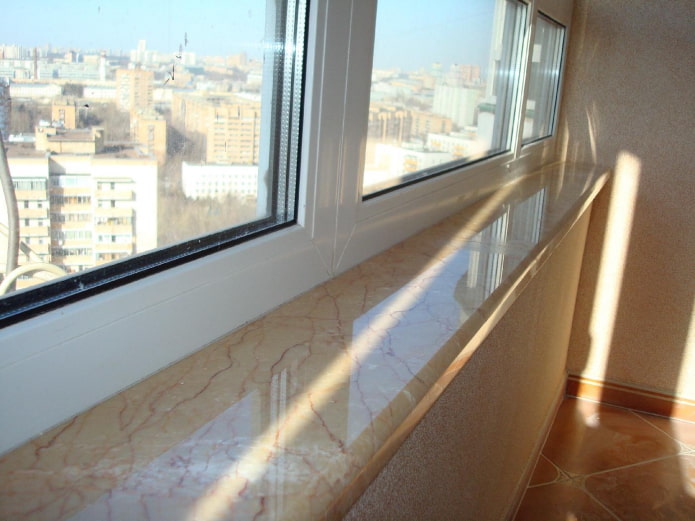 ambang tingkap marmar di balkoni